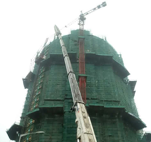 秦皇岛市吊车在工地上作业